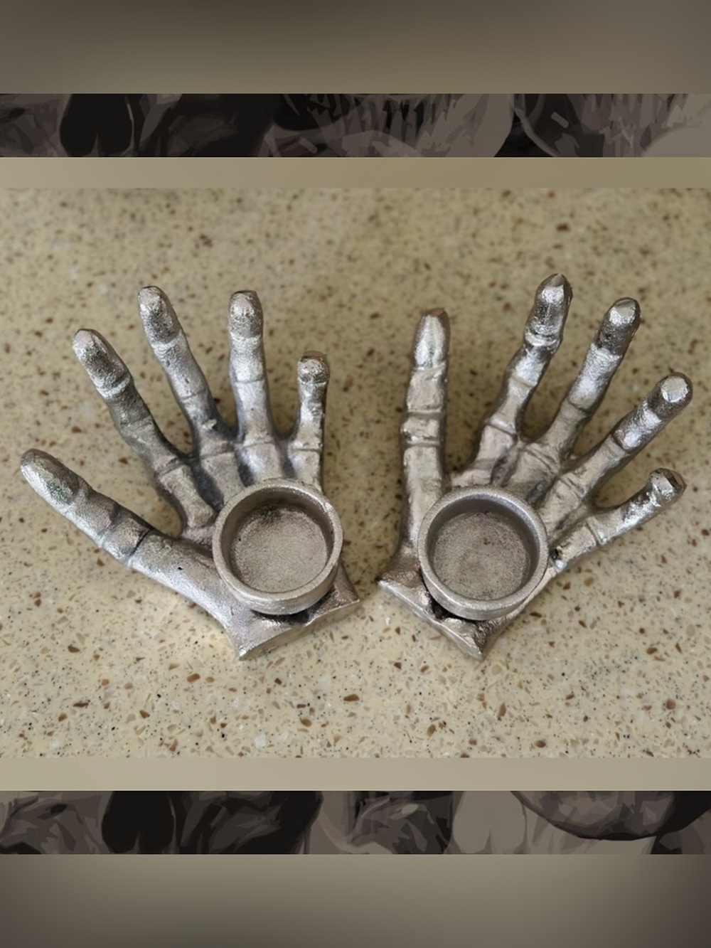 Skeleton hands candle holders - Picture 1 of 10